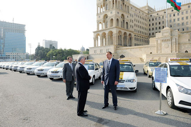 Prezideni İlham Əliyev Bakı şəhərinə gətirilən yeni avtomobillərə baxış keçirib (FOTO)