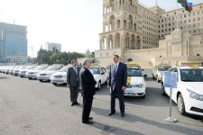Prezideni İlham Əliyev Bakı şəhərinə gətirilən yeni avtomobillərə baxış keçirib (FOTO)