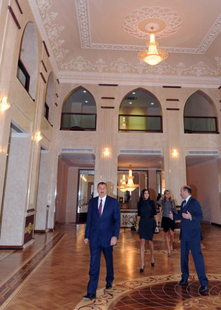 Prezident İlham Əliyev Azərbaycan Dövlət Akademik Milli Dram Teatrının binasının əsaslı yenidənqurma və təmir-bərpa işlərindən sonra açılışında iştirak edib (FOTO)
