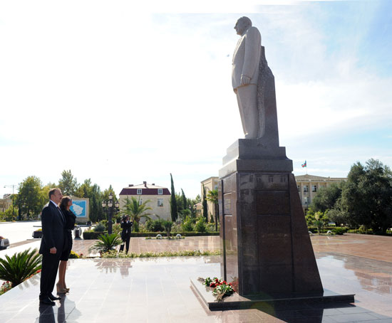 Azərbaycan Prezidenti Yevlax şəhərinə gəlib (FOTO)
