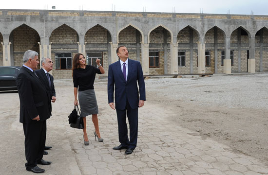 Azərbaycan Prezidenti İlham Əliyev Heydər Əliyev Fondunun təşəbbüsü ilə Şamaxı Cümə məscidində aparılan bərpa və yenidənqurma işlərinin gedişi ilə tanış olub (FOTO)
