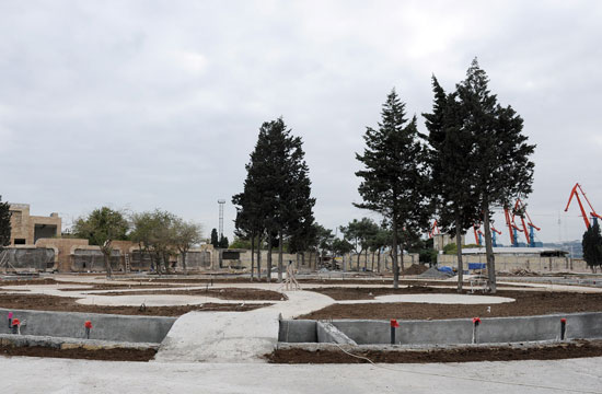 Azərbaycan Prezidenti Bakı ticarət limanında aparılacaq köçürmə və yenidənqurma işləri ilə tanış olub (FOTO)