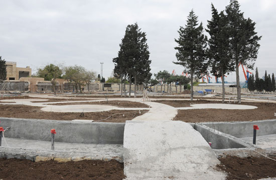 Azərbaycan Prezidenti Bakı ticarət limanında aparılacaq köçürmə və yenidənqurma işləri ilə tanış olub (FOTO)