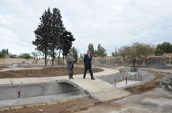 Azərbaycan Prezidenti Bakı ticarət limanında aparılacaq köçürmə və yenidənqurma işləri ilə tanış olub (FOTO)