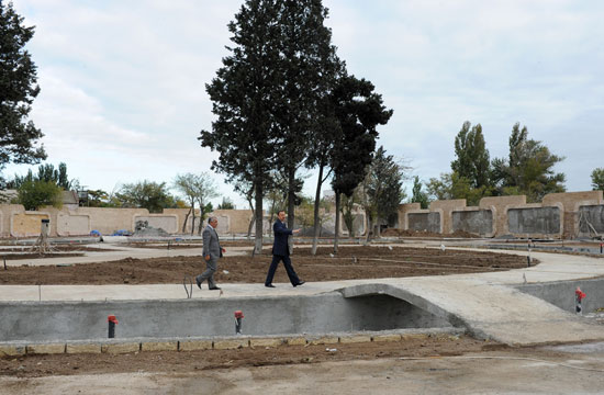 Azərbaycan Prezidenti Bakı ticarət limanında aparılacaq köçürmə və yenidənqurma işləri ilə tanış olub (FOTO)
