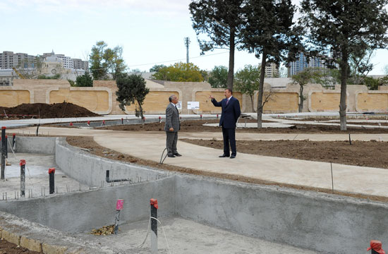 Azərbaycan Prezidenti Bakı ticarət limanında aparılacaq köçürmə və yenidənqurma işləri ilə tanış olub (FOTO)