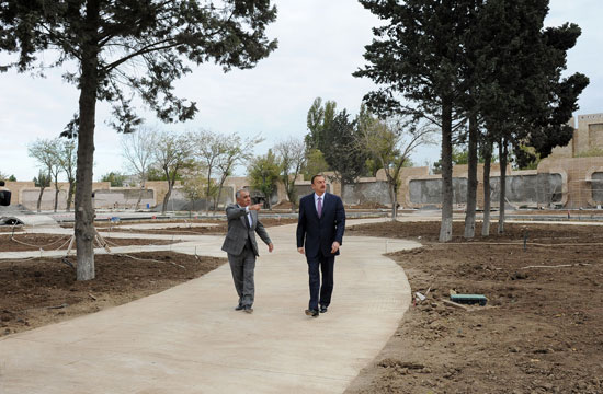 Azərbaycan Prezidenti Bakı ticarət limanında aparılacaq köçürmə və yenidənqurma işləri ilə tanış olub (FOTO)