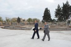 Azərbaycan Prezidenti Bakı ticarət limanında aparılacaq köçürmə və yenidənqurma işləri ilə tanış olub (FOTO)