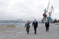 Azərbaycan Prezidenti Bakı ticarət limanında aparılacaq köçürmə və yenidənqurma işləri ilə tanış olub (FOTO)