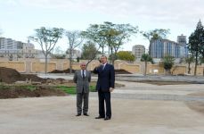 Azərbaycan Prezidenti Bakı ticarət limanında aparılacaq köçürmə və yenidənqurma işləri ilə tanış olub (FOTO)