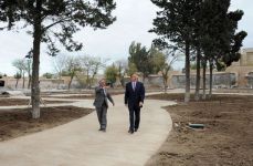Azərbaycan Prezidenti Bakı ticarət limanında aparılacaq köçürmə və yenidənqurma işləri ilə tanış olub (FOTO)