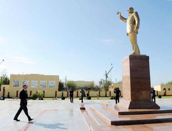Azərbaycan Prezidenti Sabirabadda orta məktəbin açılışında iştirak edib (YENİLƏNİB) (FOTO)