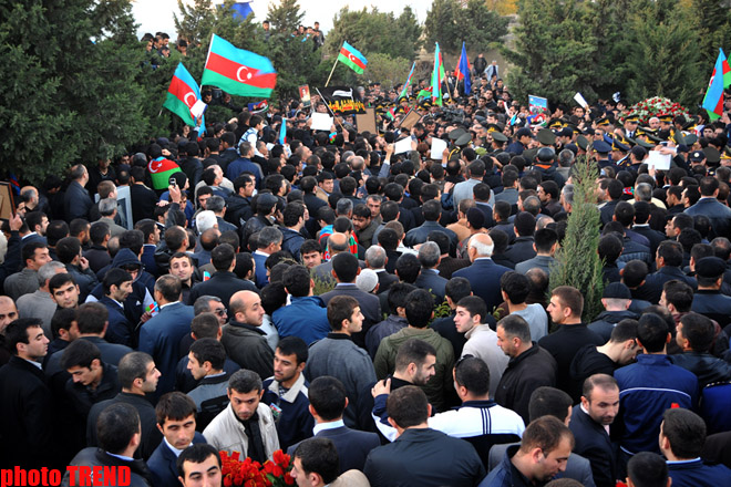 Hərbi qulluqçular Mübariz İbrahimov və Fərid Əhmədov bu gün II Fəxri xiyabanda dəfn olunublar (ƏLAVƏ OLUNUB) (FOTO)
