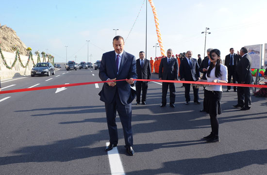 İlham Əliyev Bakı-Ələt avtomobil yolunun yenidən tikilmiş və yenidən qurulmuş hissələrinin açılışında iştirak edib (ƏLAVƏ OLUNUB)(FOTO)