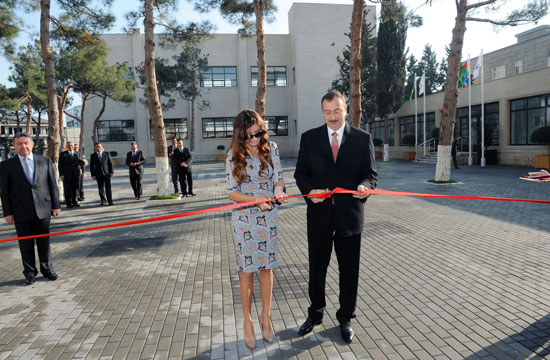 Azərbaycan Prezidenti İlham Əliyev Heydər Əliyev Fondunun təşəbbüsü və dəstəyi ilə inşa olunmuş məktəb kompleksinin açılışında iştirak edib (FOTO)