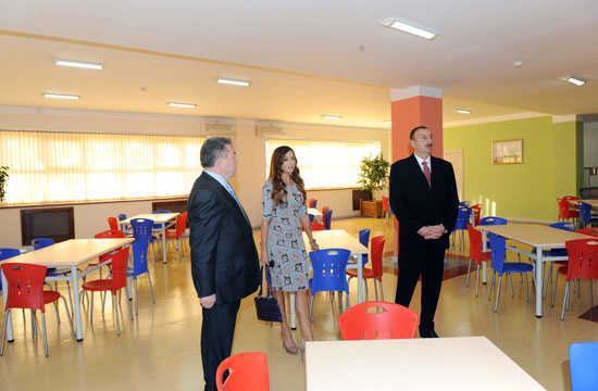 Azərbaycan Prezidenti İlham Əliyev Heydər Əliyev Fondunun təşəbbüsü və dəstəyi ilə inşa olunmuş məktəb kompleksinin açılışında iştirak edib (FOTO)