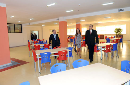 Azərbaycan Prezidenti İlham Əliyev Heydər Əliyev Fondunun təşəbbüsü və dəstəyi ilə inşa olunmuş məktəb kompleksinin açılışında iştirak edib (FOTO)