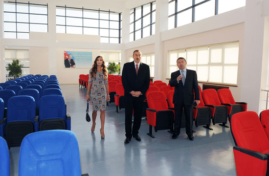 Azərbaycan Prezidenti İlham Əliyev Heydər Əliyev Fondunun təşəbbüsü və dəstəyi ilə inşa olunmuş məktəb kompleksinin açılışında iştirak edib (FOTO)