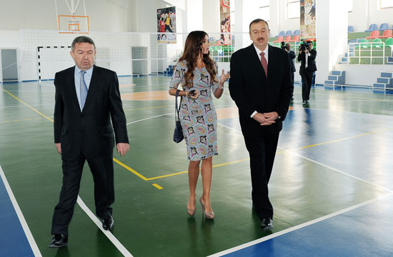 Azərbaycan Prezidenti İlham Əliyev Heydər Əliyev Fondunun təşəbbüsü və dəstəyi ilə inşa olunmuş məktəb kompleksinin açılışında iştirak edib (FOTO)