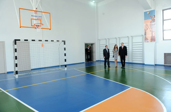 Azərbaycan Prezidenti İlham Əliyev Heydər Əliyev Fondunun təşəbbüsü və dəstəyi ilə inşa olunmuş məktəb kompleksinin açılışında iştirak edib (FOTO)