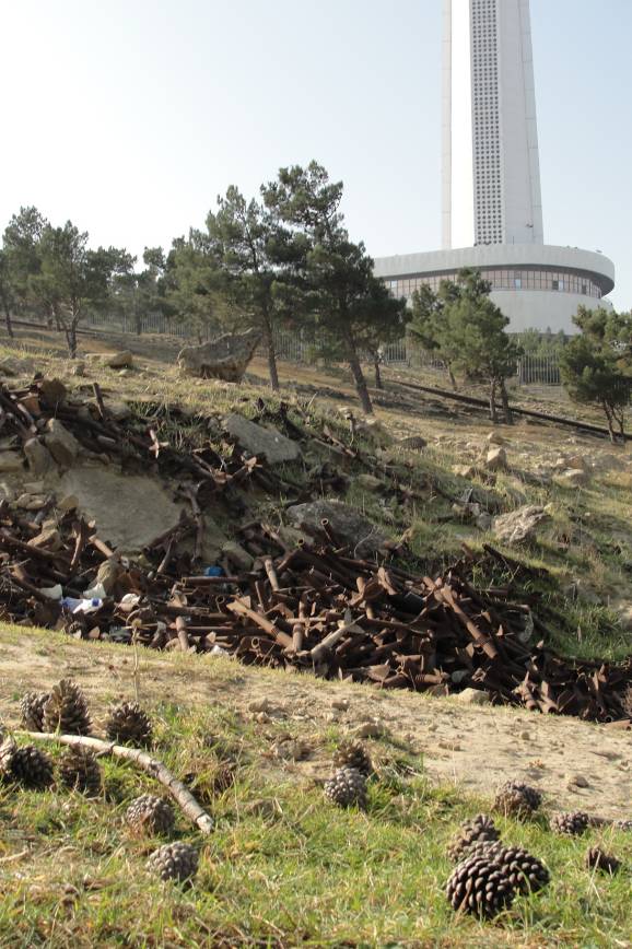 Bakı teleqülləsinin ətrafında yenidən külli miqdarda partlamamış döyüş sursatı aşkar olunub (YENİLƏNİB - 5) (FOTO)