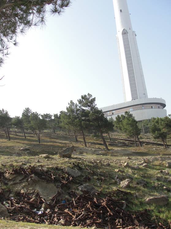Bakı teleqülləsinin ətrafında yenidən külli miqdarda partlamamış döyüş sursatı aşkar olunub (YENİLƏNİB - 5) (FOTO)