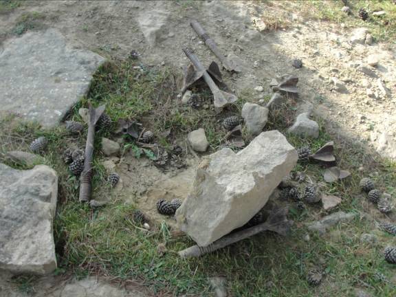 Bakı teleqülləsinin ətrafında yenidən külli miqdarda partlamamış döyüş sursatı aşkar olunub (YENİLƏNİB - 5) (FOTO)