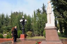 Azərbaycan Prezidenti Ağdamın Quzanlı qəsəbəsində ümummilli lider Heydər Əliyevin abidəsini ziyarət edib (FOTO)