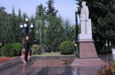Azərbaycan Prezidenti Ağdamın Quzanlı qəsəbəsində ümummilli lider Heydər Əliyevin abidəsini ziyarət edib (FOTO)