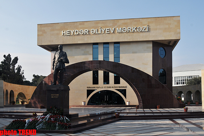 Azərbaycanın hakim partiyası ümummilli lider Heydər Əliyevin xatirəsinin anılması ilə bağlı tədbir keçirib (FOTO)