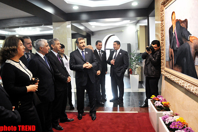 Azərbaycanın hakim partiyası ümummilli lider Heydər Əliyevin xatirəsinin anılması ilə bağlı tədbir keçirib (FOTO)