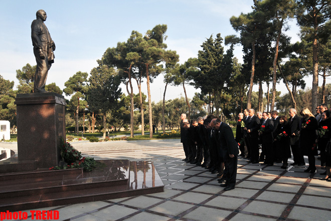 Azərbaycanın hakim partiyası ümummilli lider Heydər Əliyevin xatirəsinin anılması ilə bağlı tədbir keçirib (FOTO)