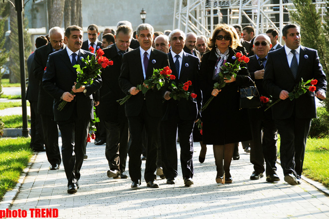 Azərbaycanın hakim partiyası ümummilli lider Heydər Əliyevin xatirəsinin anılması ilə bağlı tədbir keçirib (FOTO)
