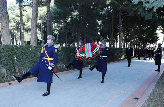 Azərbaycan Prezidenti ümummilli lider Heydər Əliyevin məzarını ziyarət edib (YENİLƏNİB)(FOTO)