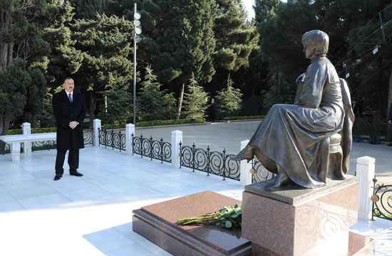 Azərbaycan Prezidenti ümummilli lider Heydər Əliyevin məzarını ziyarət edib (YENİLƏNİB)(FOTO)