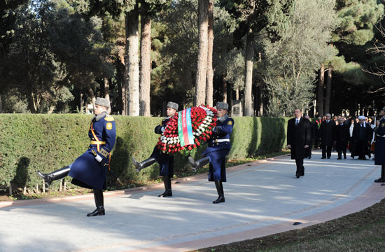 Azərbaycan Prezidenti ümummilli lider Heydər Əliyevin məzarını ziyarət edib (YENİLƏNİB)(FOTO)