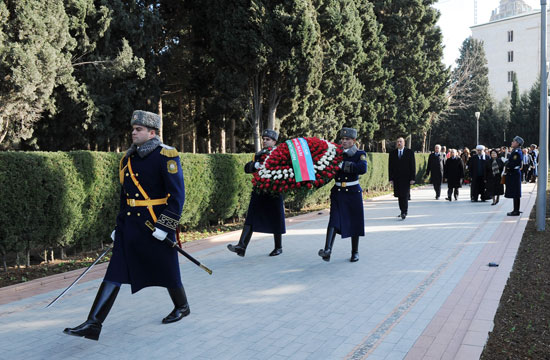Azərbaycan Prezidenti ümummilli lider Heydər Əliyevin məzarını ziyarət edib (YENİLƏNİB)(FOTO)