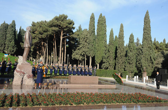 Azərbaycan Prezidenti ümummilli lider Heydər Əliyevin məzarını ziyarət edib (YENİLƏNİB)(FOTO)