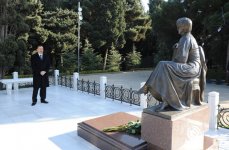 Azərbaycan Prezidenti ümummilli lider Heydər Əliyevin məzarını ziyarət edib (YENİLƏNİB)(FOTO)