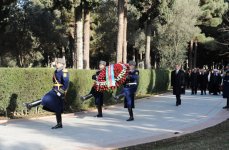 Azərbaycan Prezidenti ümummilli lider Heydər Əliyevin məzarını ziyarət edib (YENİLƏNİB)(FOTO)