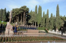 Azərbaycan Prezidenti ümummilli lider Heydər Əliyevin məzarını ziyarət edib (YENİLƏNİB)(FOTO)