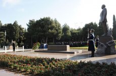 Azərbaycan Prezidenti ümummilli lider Heydər Əliyevin məzarını ziyarət edib (YENİLƏNİB)(FOTO)