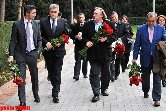 Jerar Depardye Bakıda Heydər Əliyevin və şəhidlərin xatirəsini yad edib (FOTO)