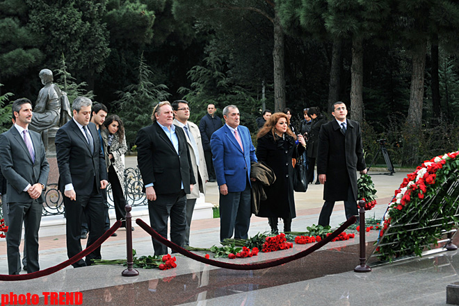 Jerar Depardye Bakıda Heydər Əliyevin və şəhidlərin xatirəsini yad edib (FOTO)