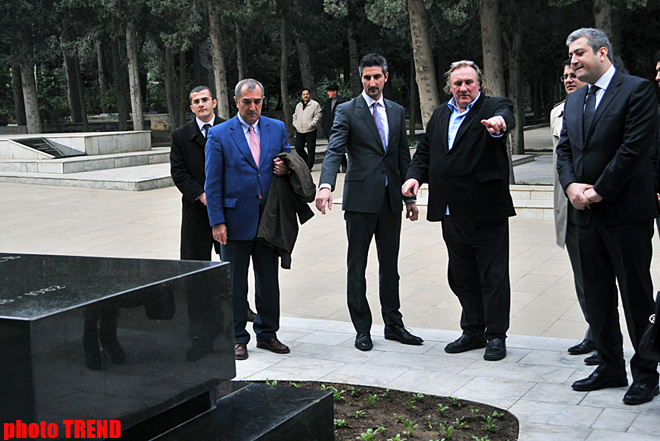 Jerar Depardye Bakıda Heydər Əliyevin və şəhidlərin xatirəsini yad edib (FOTO)