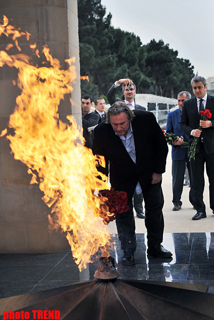 Jerar Depardye Bakıda Heydər Əliyevin və şəhidlərin xatirəsini yad edib (FOTO)
