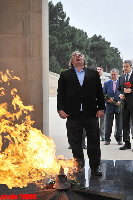 Jerar Depardye Bakıda Heydər Əliyevin və şəhidlərin xatirəsini yad edib (FOTO)