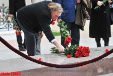Jerar Depardye Bakıda Heydər Əliyevin və şəhidlərin xatirəsini yad edib (FOTO)
