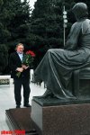 Jerar Depardye Bakıda Heydər Əliyevin və şəhidlərin xatirəsini yad edib (FOTO)