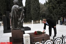 Jerar Depardye Bakıda Heydər Əliyevin və şəhidlərin xatirəsini yad edib (FOTO)